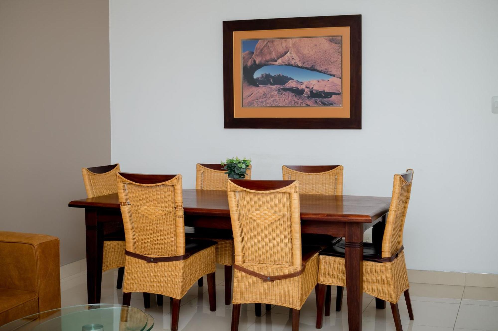 Urban Oasis Apartments At Hidas Уиндхоек Екстериор снимка
